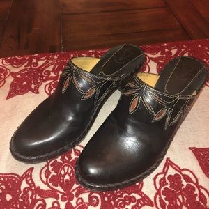 FRYE Clogs
